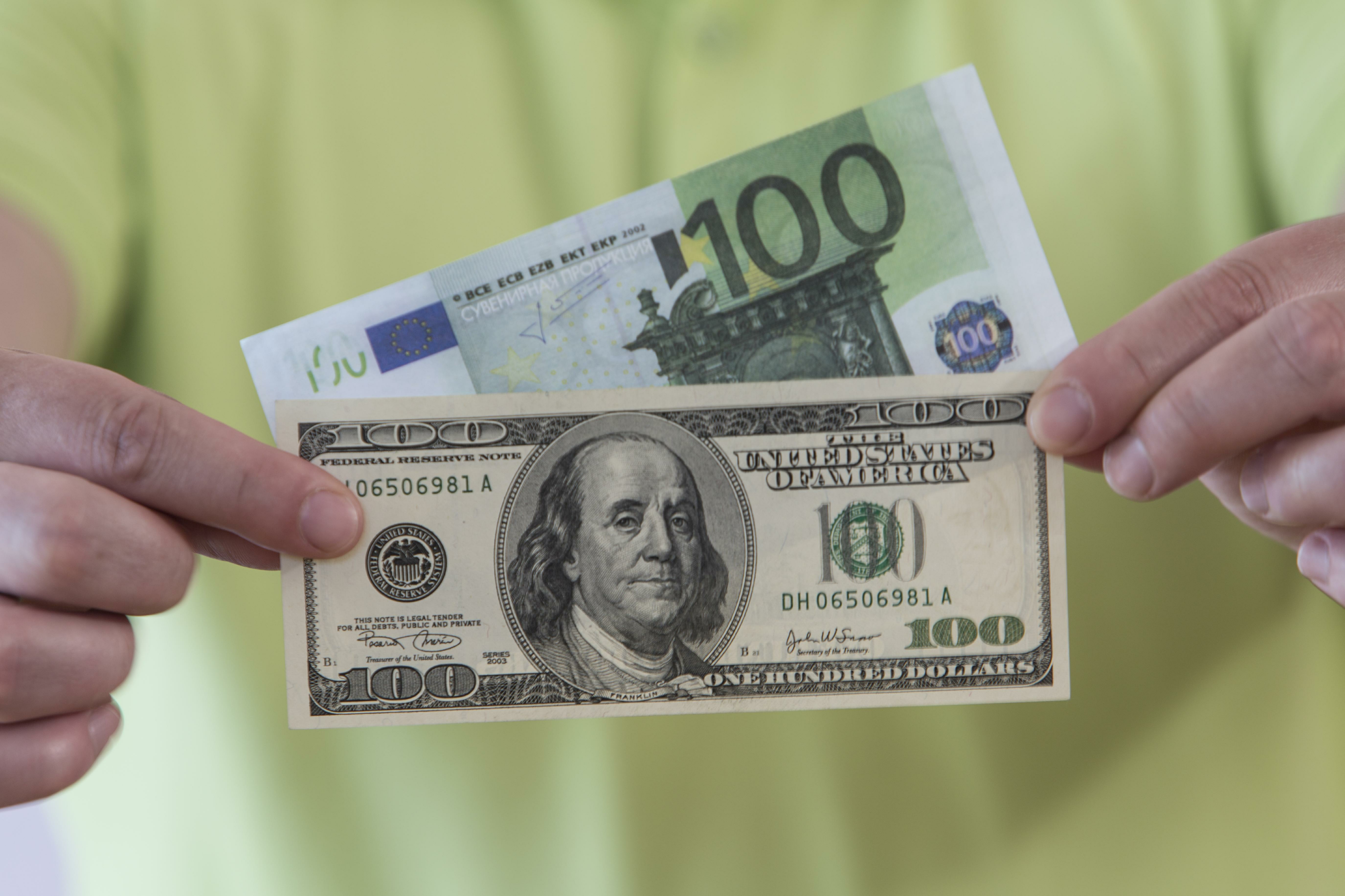 Рубль тенге цб рф. Доллар и евро. Доллары и евро картинки. Деньги евро доллары. Новые доллары.